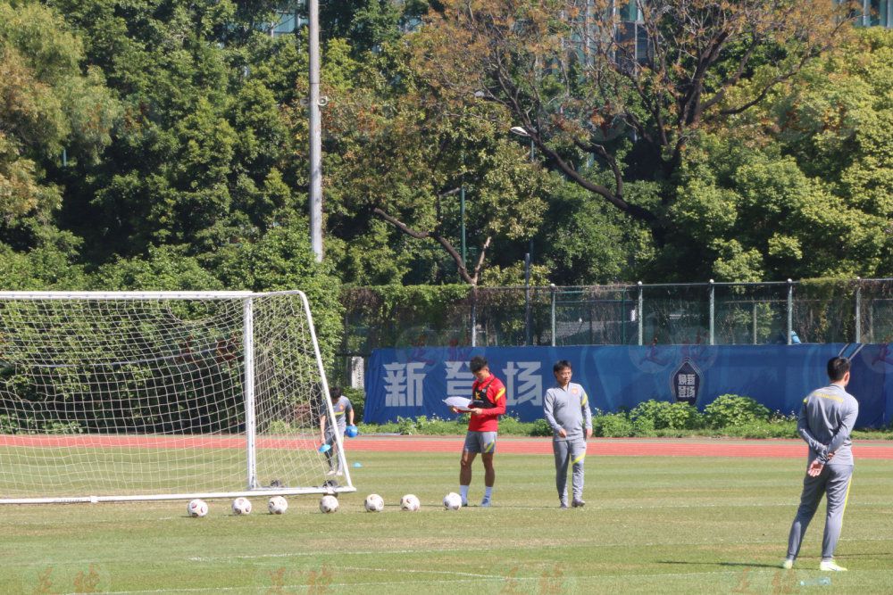 意大利球员协会(AIC)举办的年度最佳大奖(Gran Gala del Calcio)颁奖典礼，奥斯梅恩获得22/23赛季意甲最佳球员。